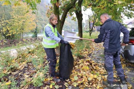 Sodelavci iz naslova javnih del skrbijo za čisto mesto (3)